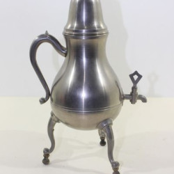 Ретро калаен чайник с конелка и крака. Внос от Франция